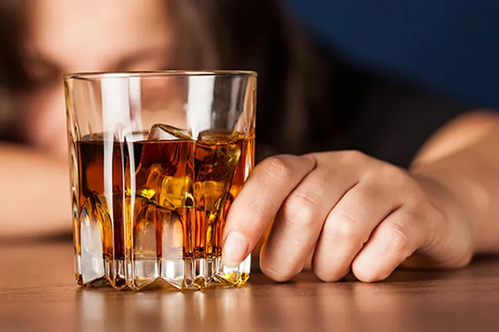 چرا هر نخ سیگار برچسب هشدار می‌خواهد اما نوشیدنی‌های الکلی نه؟